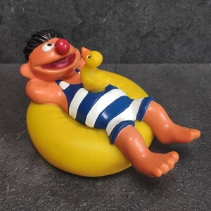 Ernie Sesamstraße Gummi Figur Im Schwimmreifen Badewanne Quietsche Tier 1997 - Bild 1 von 9
