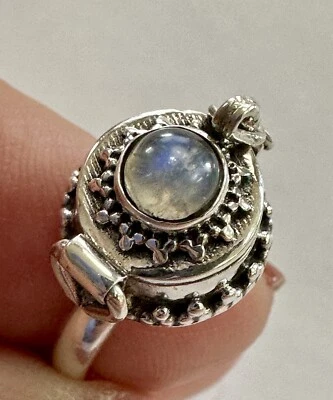 Precioso anillo venenoso de plata de ley con piedra lunar Foto 1 de 4