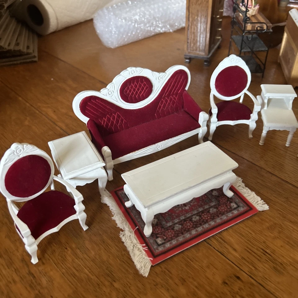 Mueble muñeca miniatura salón con mesas auxiliares mesa de centro y chimenea Foto 1 de 3