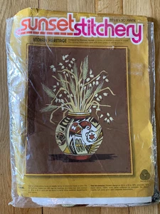 Jarrón indio Sunset Stitchery Kit 1976 de colección con hilos de lana bordados crewel de trigo - Imagen 1 de 4