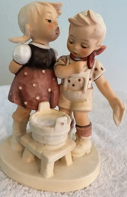 HUMMEL BOY & GIRL (parcialmente pintado) con lavabo Foto 1 de 3
