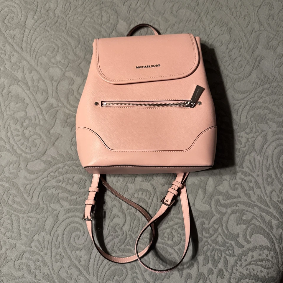 Mochila Michael Kors Harrison de cuero saffiano con solapa mediana rosa apenas usada Foto 1 de 4