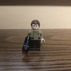 Lego Star Wars - Resistance Rebel Officer with Blaster from Set 75131 - Picture 1 of 2