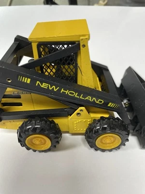 New Holland L-555 Super Boom Loader 1:25 Scale - Image 1 of 4