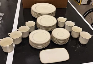 Mikasa Trousdale Ivory China w/ Gold Trim - Picture 1 of 6