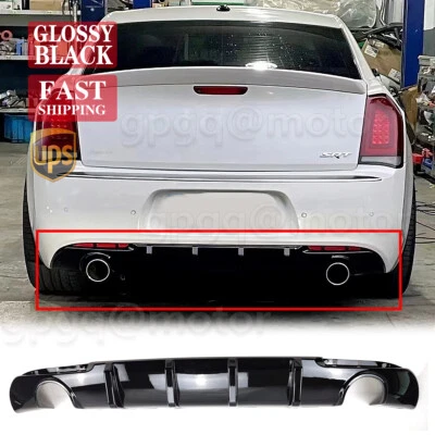 Difusor de para-choque traseiro barbatanas de tubarão preto brilhante escape duplo 15-23 para Chrysler 300 - Imagem 1 de 4