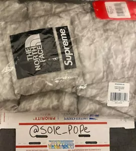 Sciarpa SUPREME x THE NORTH FACE stampa carta stampata 700-riempire scatola logo NUOVA - Foto 1 di 5