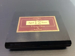 Rocky Patel Signature Collection Caja de Puros de Madera Vacía Robusto 1990 5 1/2 X 50 - Imagen 1 de 6