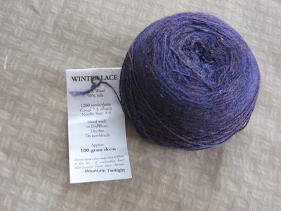 Hilo Mountain Colors; Encaje de Invierno en Crepúsculo de Montaña; Púrpura, Violeta Foto 1 de 3