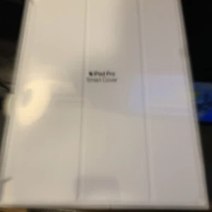 Apple Smart Cover for 10.5?inch iPad Pro - White - Picture 1 of 3