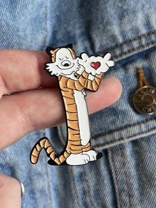 Prendedor grande Calvin y Hobbes - Manos de corazón - Esmalte cómic - Excelente estado - Imagen 1 de 6