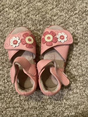 Sandalias Rosa Pediped Talla 22, Ajustables con Aplique Floral. Foto 1 de 4