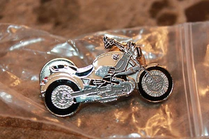 BMW Motocicleta Sombrero Chaqueta Solapa Pin 1200C 0670 Crema BMW Ciclismo Pin metal/esmalte - Imagen 1 de 2