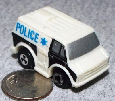 Pequeña furgoneta de policía en blanco y negro Foto 1 de 3