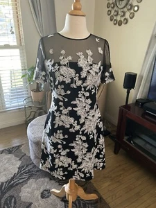 Vestido Tadashi Shoji blanco y negro cosido floral manga corta transparente talla 4 - Imagen 1 de 7