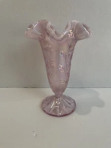 Vaso iridescente rosa Fenton con bordo smerlato, 8” ottime condizioni - Foto 1 di 8