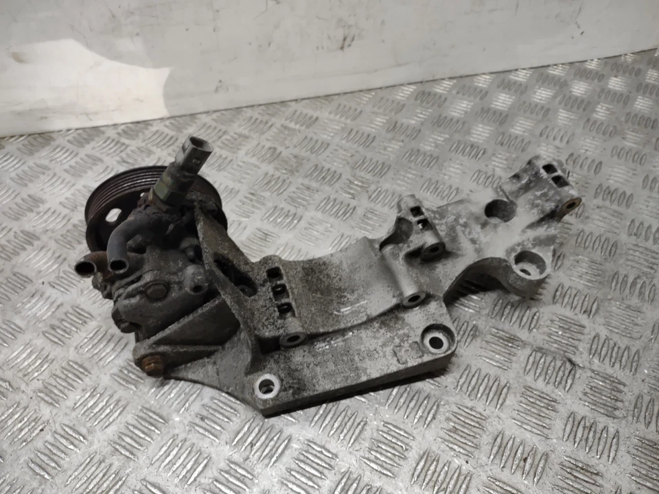 BOMBA DE DIRECCIÓN ASISTIDA Y SOPORTE ALTERNADOR VOLKSWAGEN GOLF GTI MK4 1997-2004  Foto 1 de 4