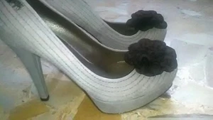 Clip per scarpe rosa in vera pelle stampata,fatto a mano,set 2 pezzi. - Foto 1 di 4