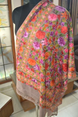 BEIGE FLORAL SCARF CREWEL 刺绣包装 100% 现金帕什米纳披肩 — 第 1/4 张图片