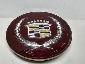 OEM Vintage Cadillac 3.75" Tapacubos Centro Medallón Rojo Original Coche Pieza - Imagen 1 de 7