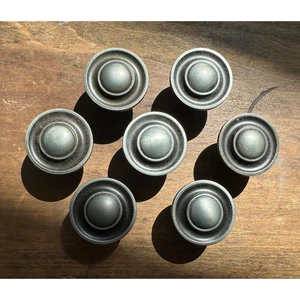 Lotto di 7 pomelli per cassetti 1,25" rotondi vintage metallo invecchiato peltro Bullseye - Foto 1 di 8