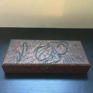 Vintage Holz gebrannte Klappschatulle mit Pyrographie Initialen & verziertem filigranem Verschluss - Bild 1 von 9