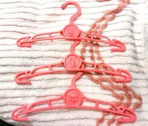 Perchas de plástico vintage para niños, juego de 3, plástico duro rosa, conejito, oso - Imagen 1 de 12