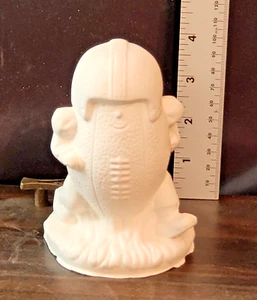 Bisque de cerámica listo para pintar fútbol con casco 4" - Imagen 1 de 4