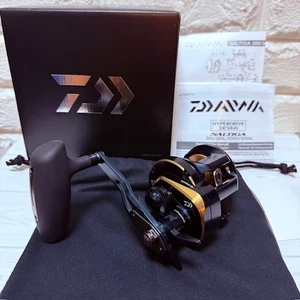 DAIWA 25 SALTIGA 300H zu verkaufen. Nagelneuer, neuer, unbenutzter Artikel. Makelloser Zustand - Bild 1 von 11