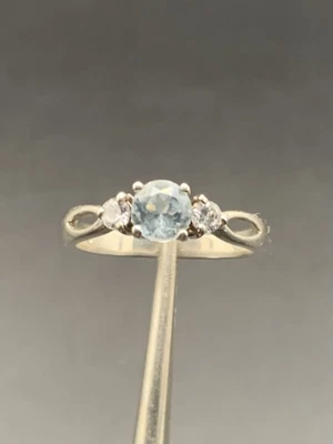 Sterling Silver Round Sky Blue Topaz CZ 3-Stone Past Present Future Ring Size 8 - Imagem 1 de 4