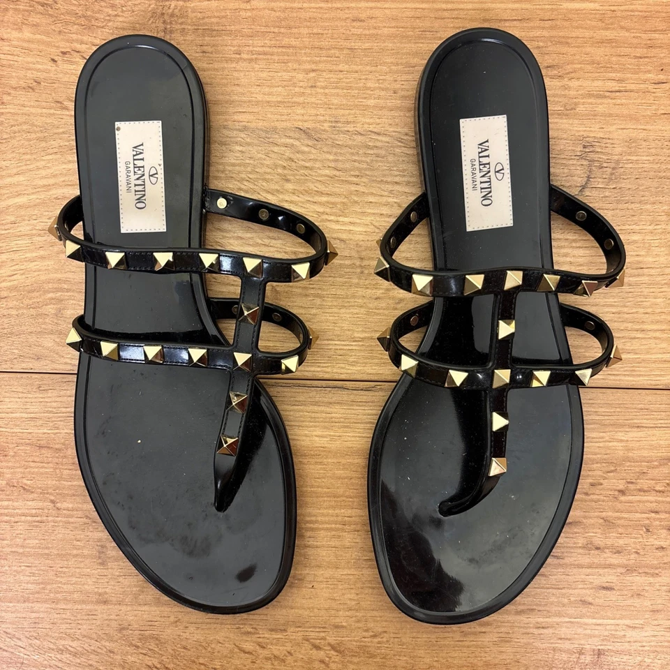 Sandalia VALENTINO GARAVANI Rockstud con correa en T plana deslizable para mujer talla 38 negra gelatina Foto 1 de 4