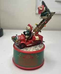 "Enesco Action Spieluhr Weihnachten Feuerwehrauto ""Kastanien am offenen Feuer rösten" - Bild 1 von 6