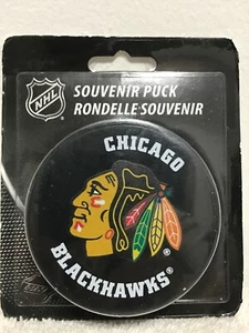 Disco de juego de hockey de la NHL recuerdo básico oficial logotipo del equipo Chicago Blackhawks nuevo en caja - Imagen 1 de 1