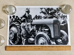 Ford Motor Co. Impresión fotográfica 1939 Henry Ford y tractor modelo 9N, 18" X 12" - Imagen 1 de 3