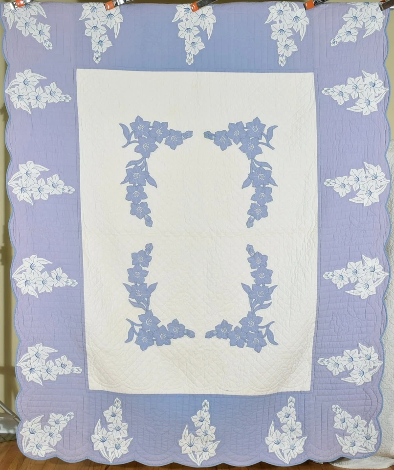 HERMOSO Edredón Antiguo Vintage Azul y Blanco Apliques Gladiola ~ ¡Bonito Acolchado! Foto 1 de 4