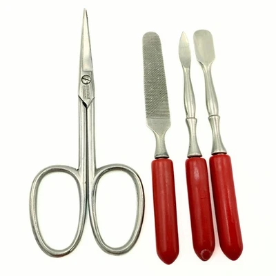 Juego de manicura Beauty Mate con mango rojo tono plata marcado con caja Foto 1 de 4