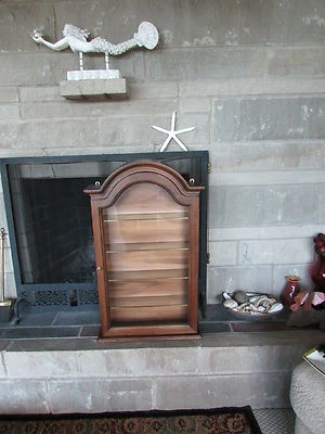 Horchow Gabinete Curiosidades Italia Estante Italiano Madera Marrón Vidrio Calidad Neiman Marcus Foto 1 de 4