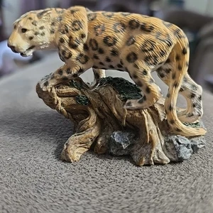 Living Stone Leopard Classic auf einem Felsen Figur 2" x 1,5" Harz klein - Bild 1 von 6