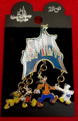 Prendedor colgante Mickey & Friends Magic Kingdom Teal Castle 2000 Disney WDW LE2000 Foto 1 de 4