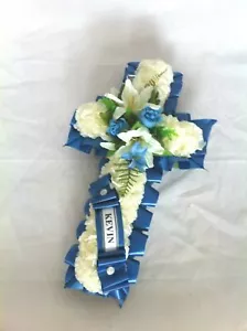 Künstliche Seide Trauer Blumen Kreuz Hommage Denkmal Faux Kruzifix Personalisieren - Bild 1 von 11