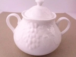 Wedgwood 1988-2013 Strawberry & Vine Fine Bone China Sugar Bowl & Lid - Bild 1 von 7