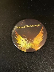 HASHTAG KEEP THE SECRETS PIN BOTÓN 1" EN TAMAÑO - Imagen 1 de 4