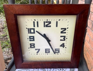VINTAGE ~ KERAMIKSCHEUNE ~ NATÜRLICHES DUNKLES HOLZ ~ 12" QUADRATISCHE WANDUHR oder MANTELUHR - Bild 1 von 17