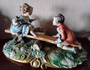 VINTAGE SCHÖNE SELTENE CAPODIMONTE FIGUR JUNGE & MÄDCHEN AUF SEE SÄGE SIGNIERT MILIO - Bild 1 von 8
