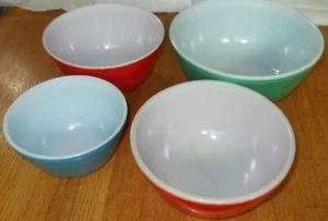 Vintage Pyrex farbige verschachtelte Rührschüsseln 4er Set grün blau rot & rot/orange - Bild 1 von 15