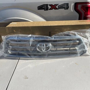 Genuine OEM Toyota 53101-0E110 Radiator Grille Assy 2008-2010 Highlander IOB - Picture 1 of 3