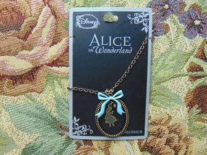 DISNEY.SAMMLERSTÜCKE...ALICE IM WUNDERLAND....HALSKETTE....BRANDNEU .Etikett - Bild 1 von 1
