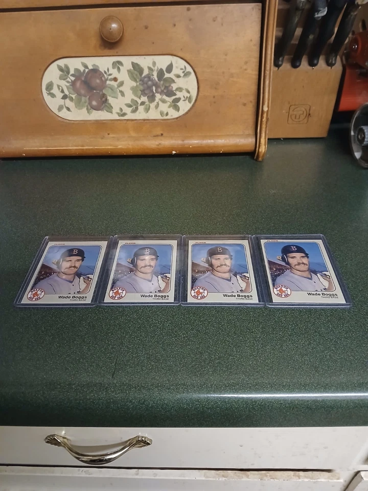 Lote de tarjetas de novato Fleer Baseball Wade Boggs 1983 (lote de 4 tarjetas) RC Boston Red Sox Foto 1 de 4