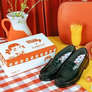 Mocassino FUJIYA Family Town Milky × HARUTA Peko-chan in pelle artificiale GIAPPONESE NUOVO - Foto 1 di 13
