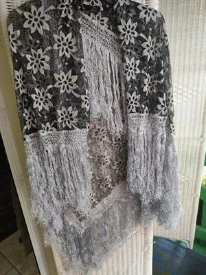 Piano vintage de encaje con flecos, negro/gris. 46" por 43" Foto 1 de 4